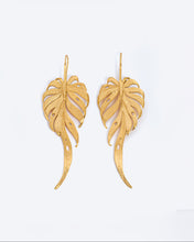 Load image into Gallery viewer, Foliage Shoulder Dusters
